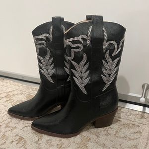 Black Cowgirl Boots, size 9, brand new